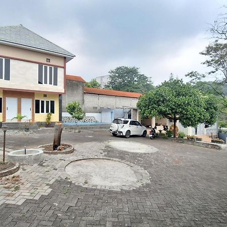 Villa Bukit Bunga Syariah Redpartner Pacet Mojokerto Buitenkant foto