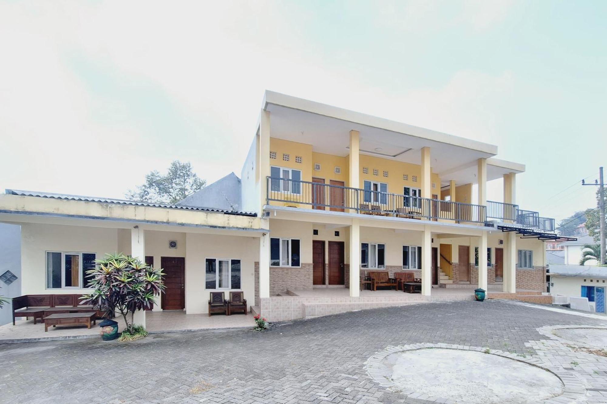 Villa Bukit Bunga Syariah Redpartner Pacet Mojokerto Buitenkant foto