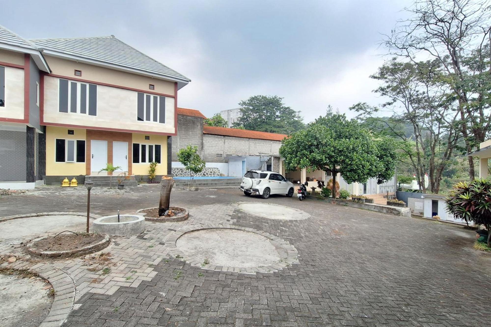 Villa Bukit Bunga Syariah Redpartner Pacet Mojokerto Buitenkant foto
