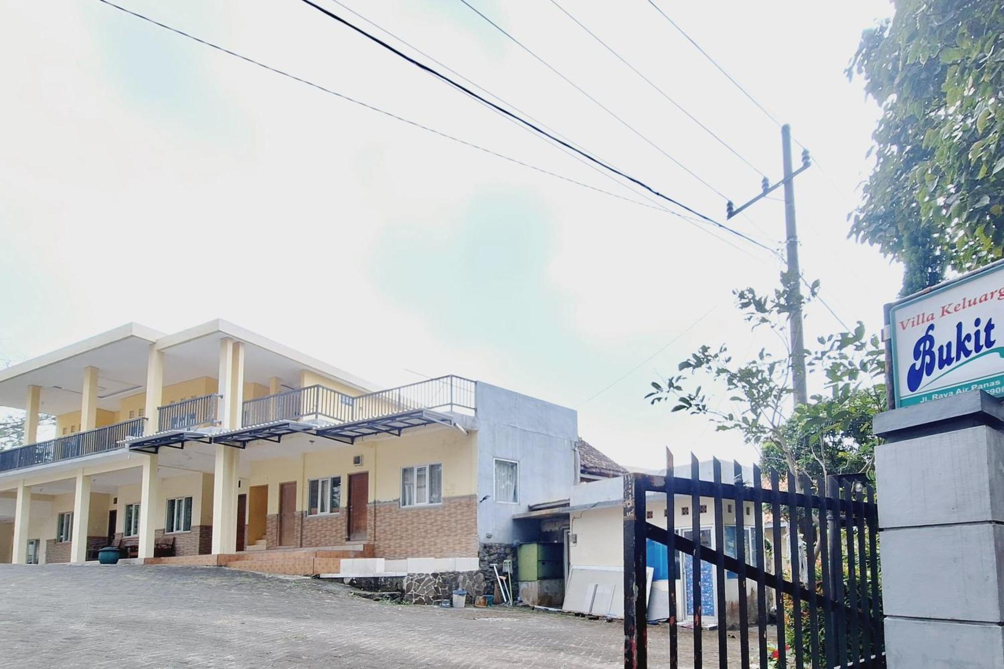 Villa Bukit Bunga Syariah Redpartner Pacet Mojokerto Buitenkant foto