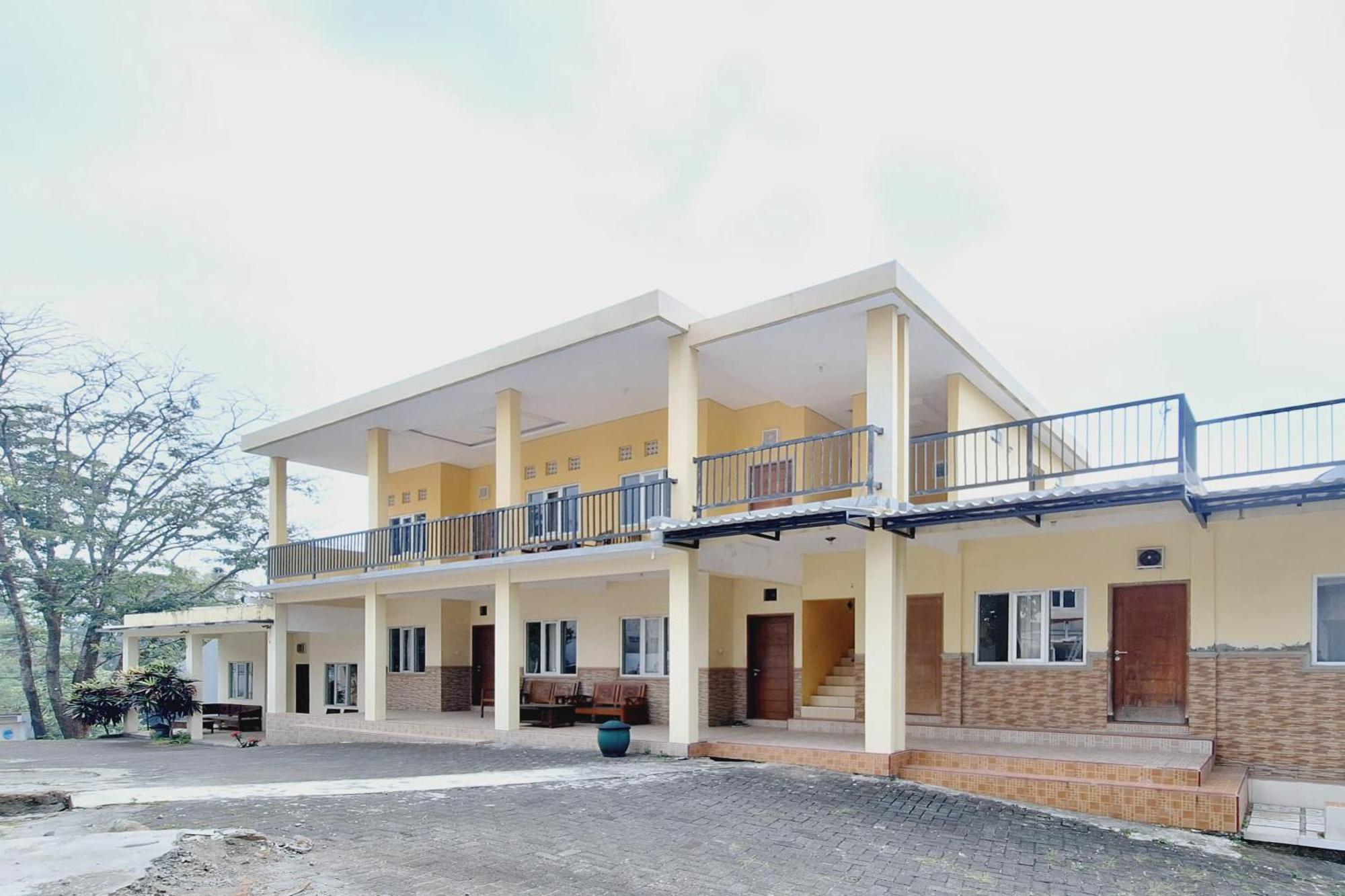 Villa Bukit Bunga Syariah Redpartner Pacet Mojokerto Buitenkant foto