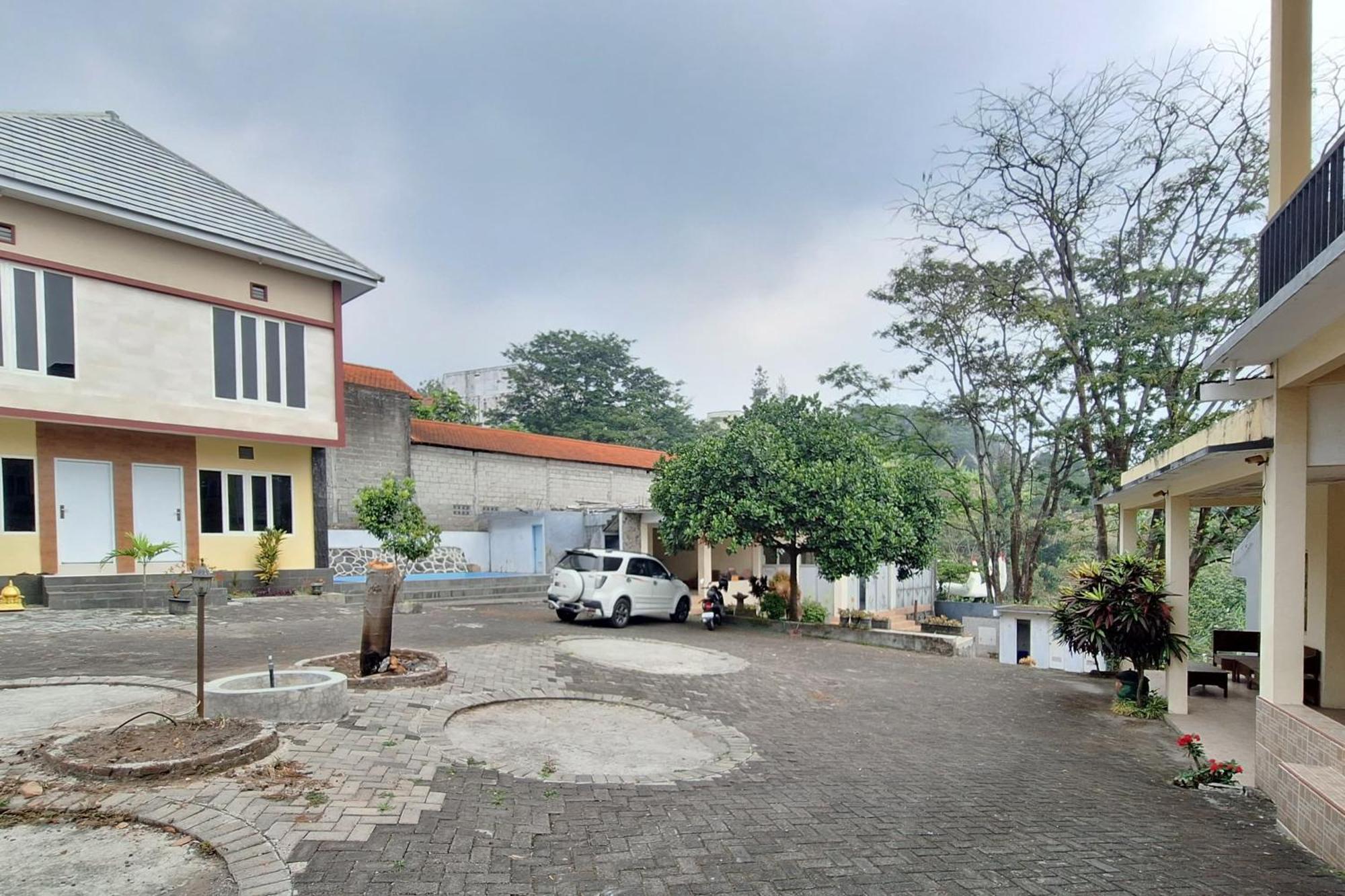 Villa Bukit Bunga Syariah Redpartner Pacet Mojokerto Buitenkant foto