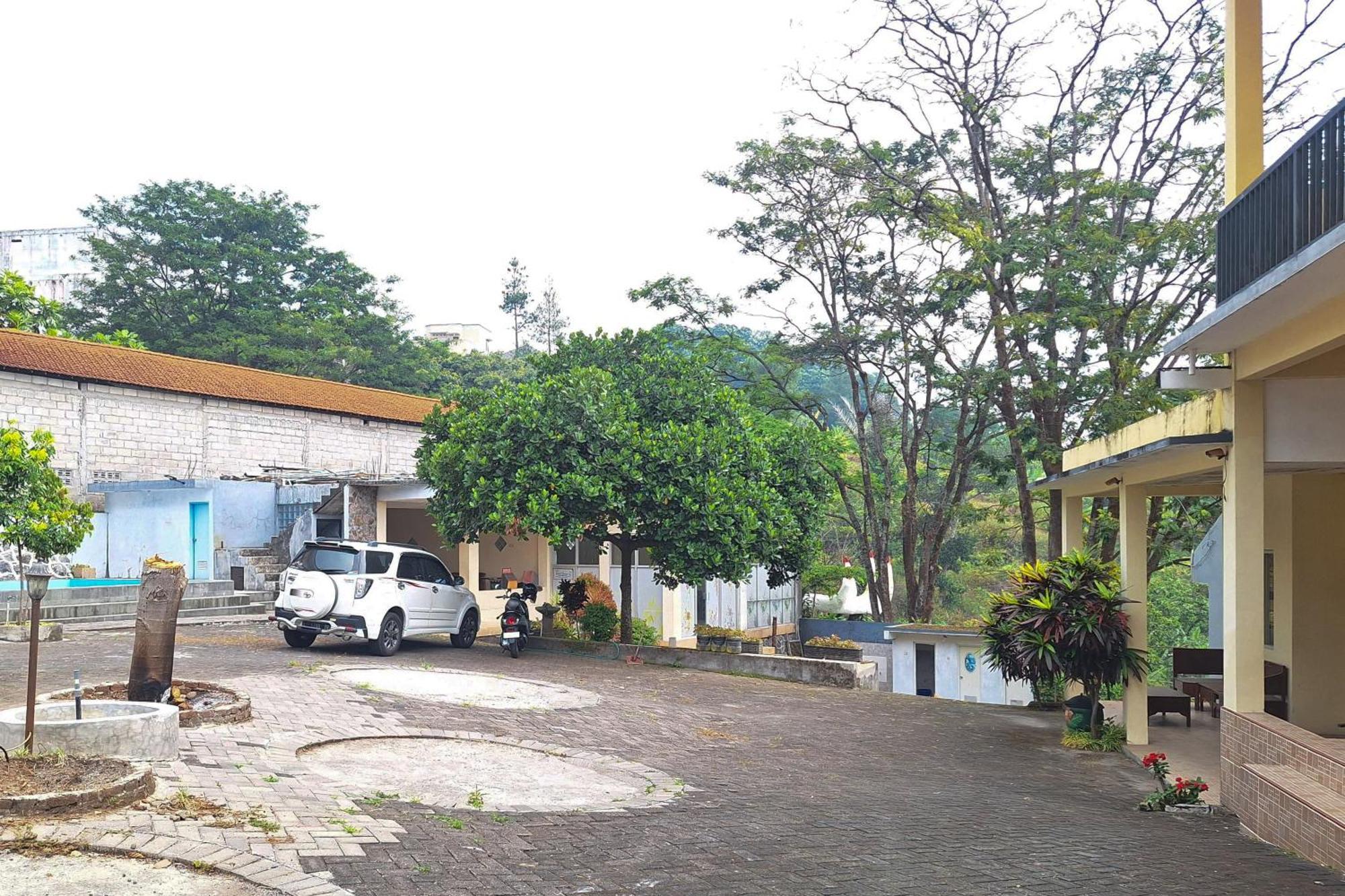 Villa Bukit Bunga Syariah Redpartner Pacet Mojokerto Buitenkant foto
